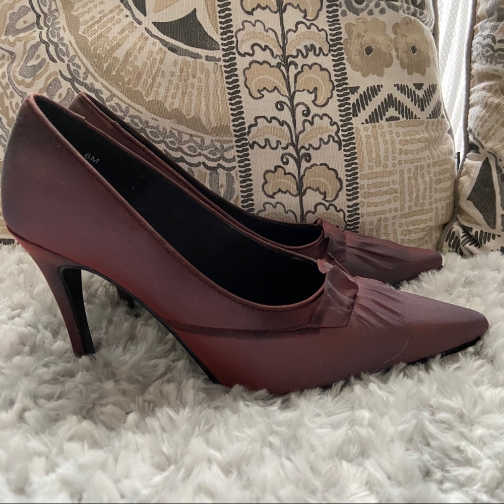 Pointed heels in illusion fabric